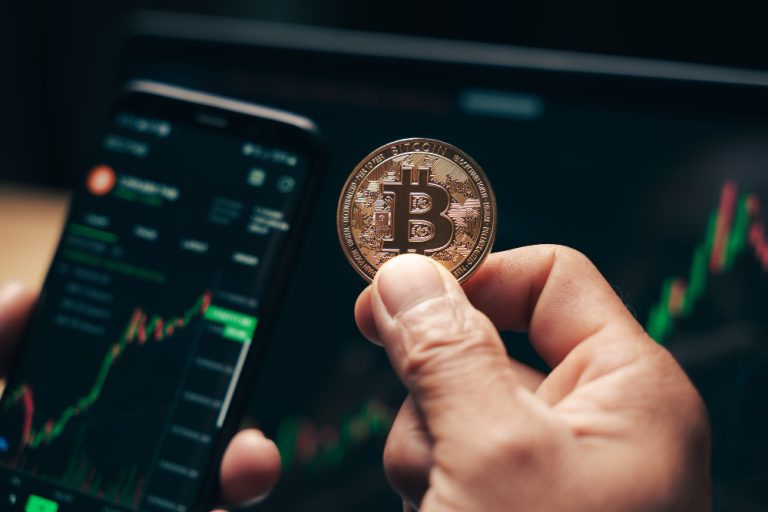 Inwestycje kryptowalutowe – jak zacząć, na co uważać, gdzie szukać okazji